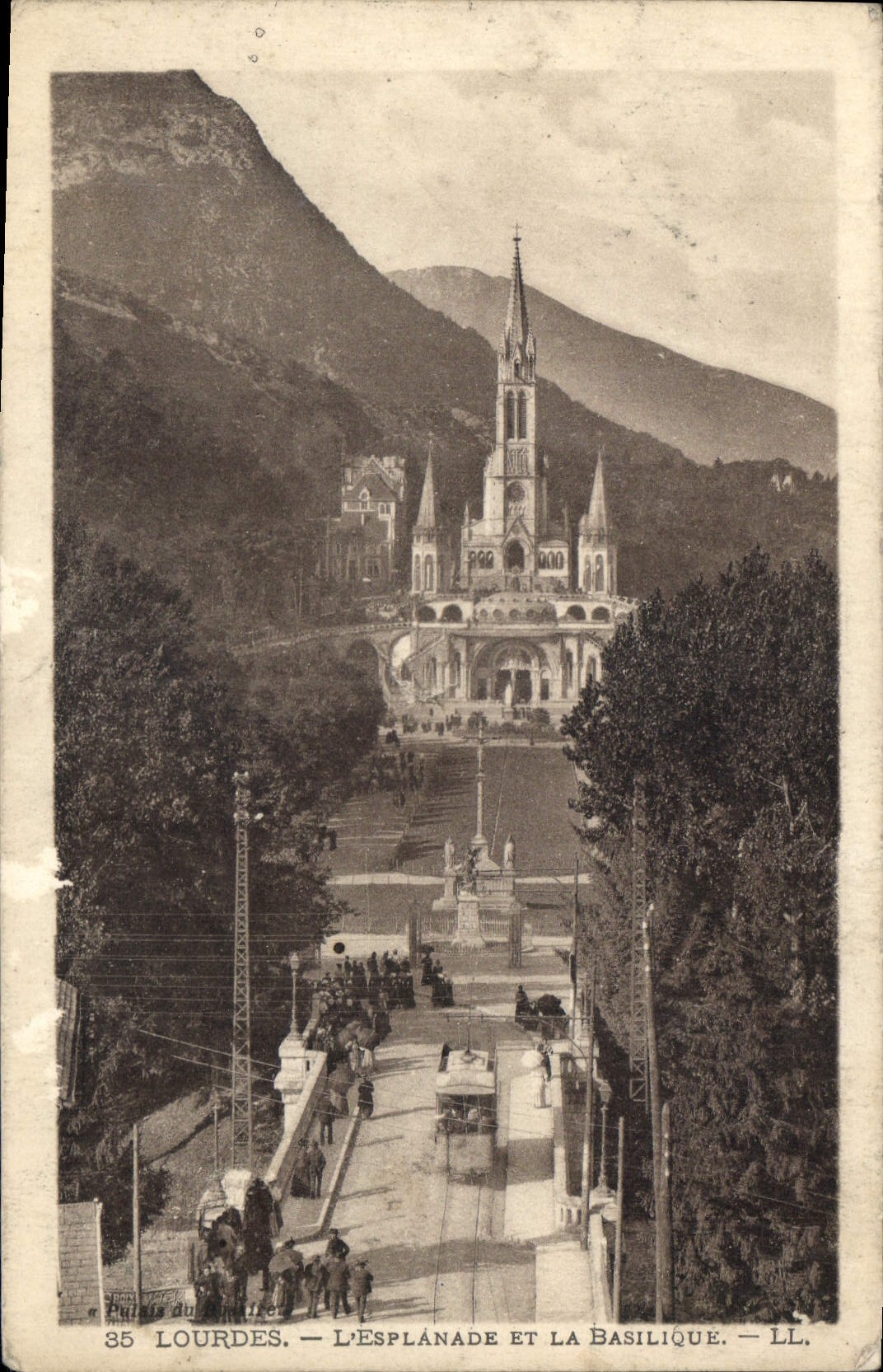 CPA Lourdes L'Esplanade et la Basilique 
