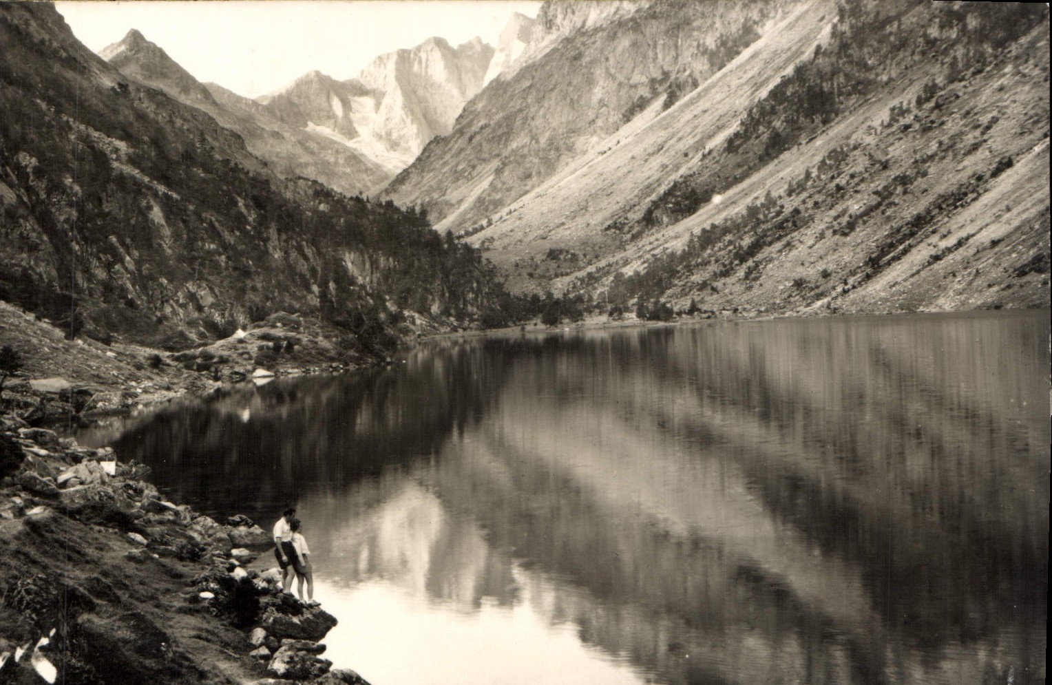 Lac de Gaube — Le Massif du Vignemale (H.-M.) en aval du lac — Édit. JOVÉ, Pau (B.-P.)