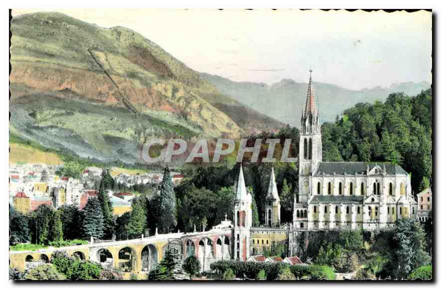 CPA Lourdes La Basilique vue de Cote et les Pyrenees 