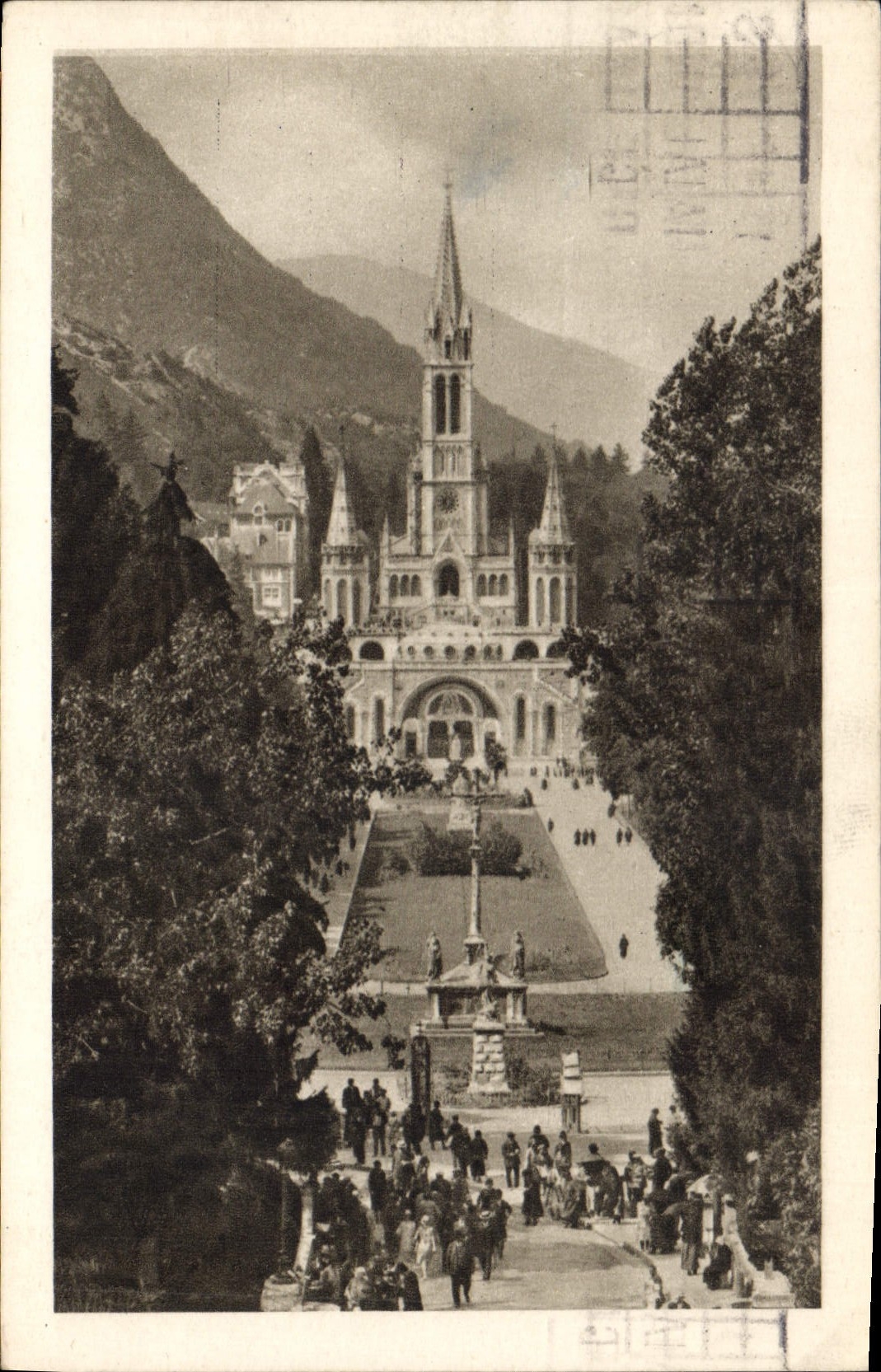 Lourdes — La Basilique et l'Esplanade des processions — Édition photo Quinault
