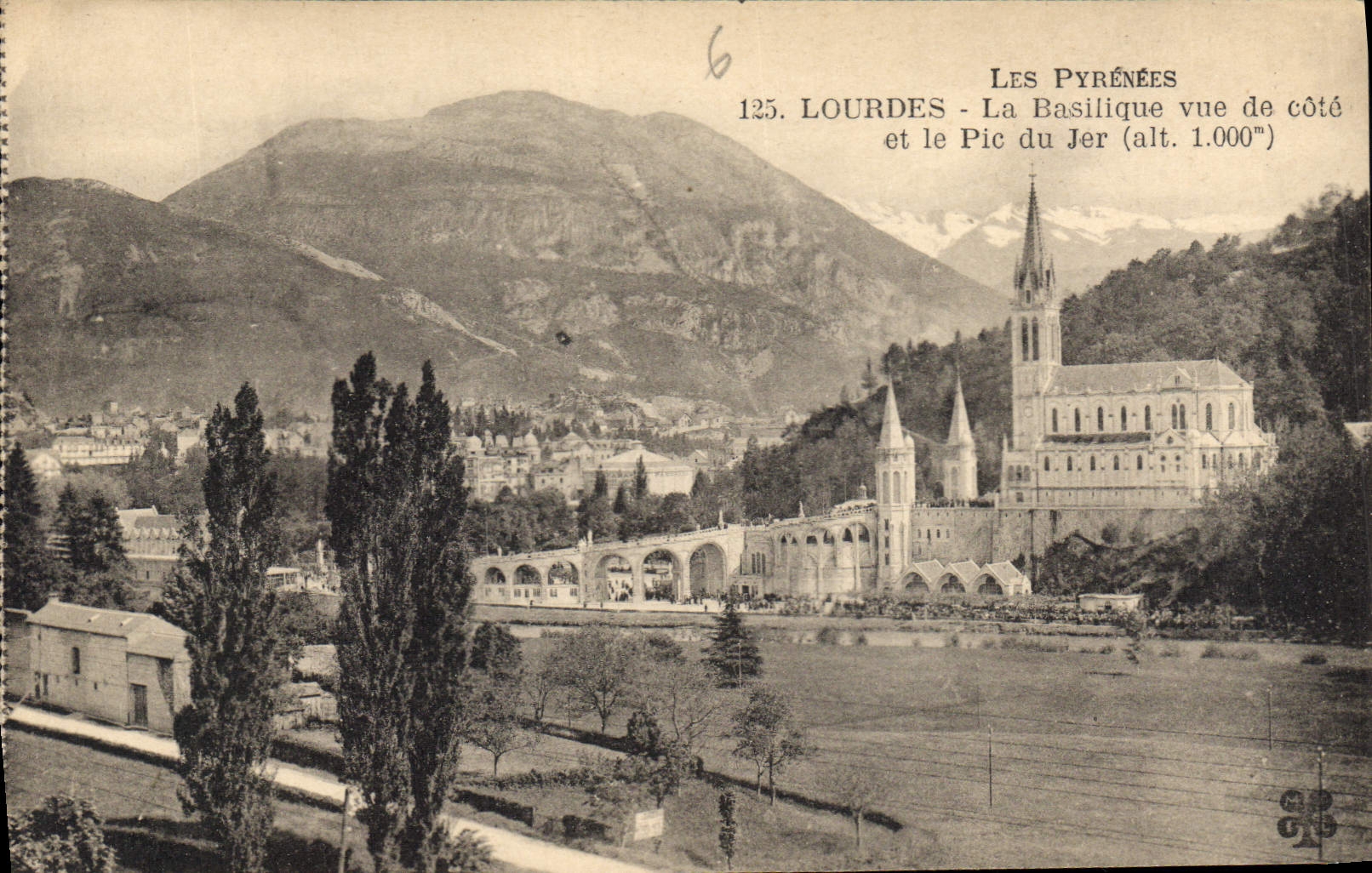 CPA Lourdes La Basilique vue du cote et le Pic du Jer 