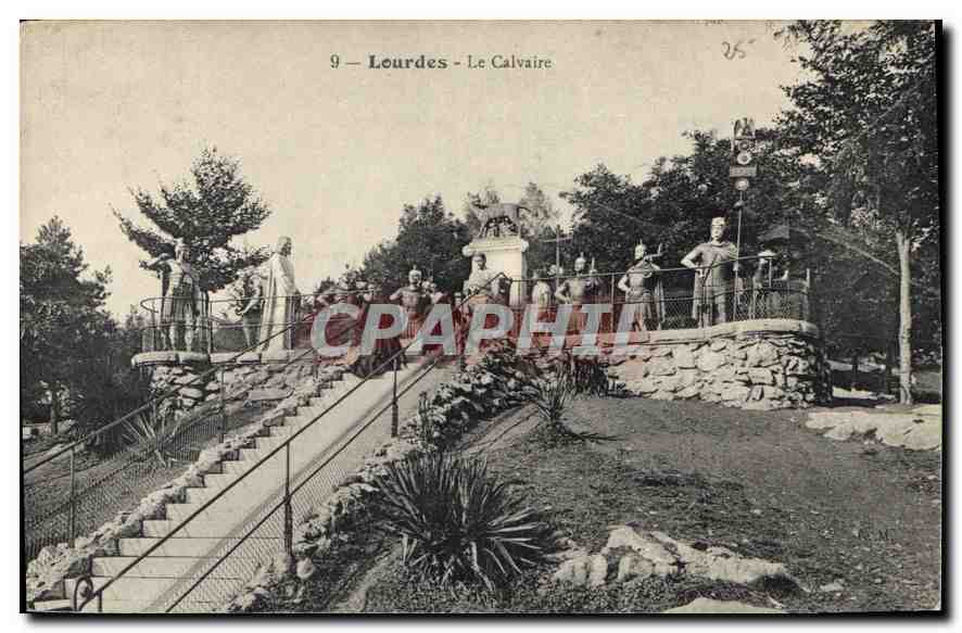 CPA Lourdes Les malades assistant au chemin de Croix 