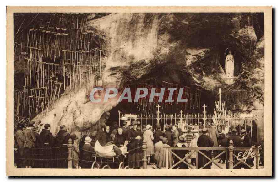 CPA Lourdes Interieur de la Grotte Miraculeuse 