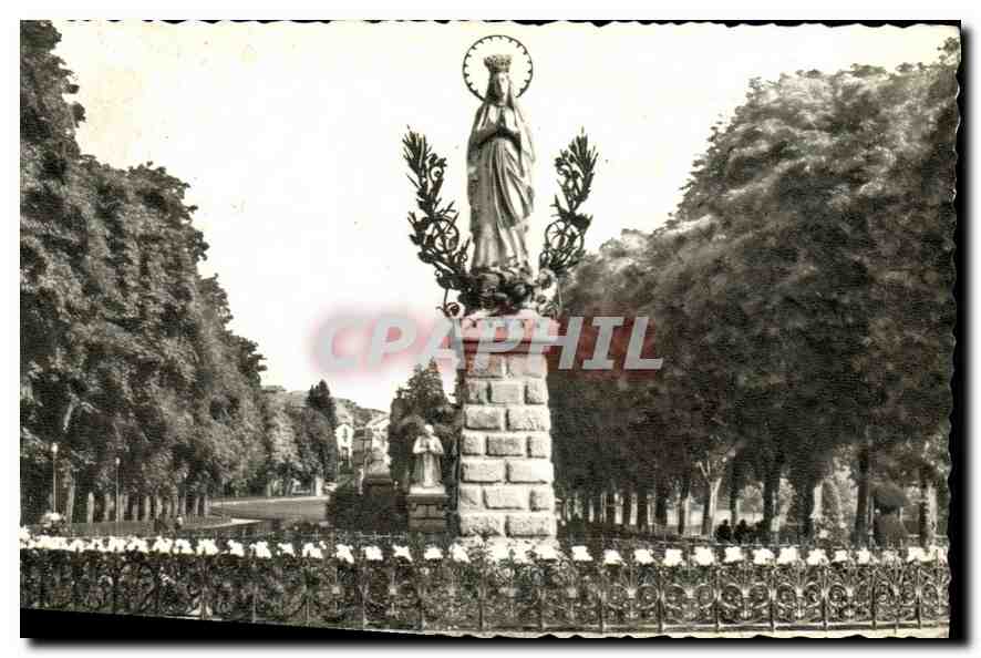CPA Lourdes La Vierge Couronnee 