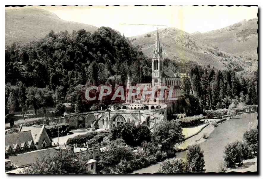 CPA Lourdes La Basilique et le Gave 