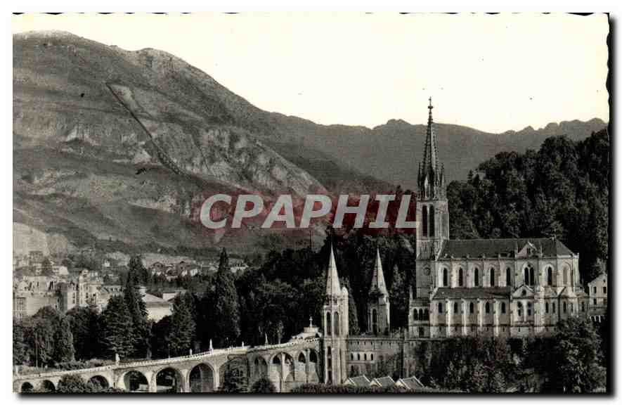 CPA Lourdes La Basilique vue de cote et les Pyrenees 