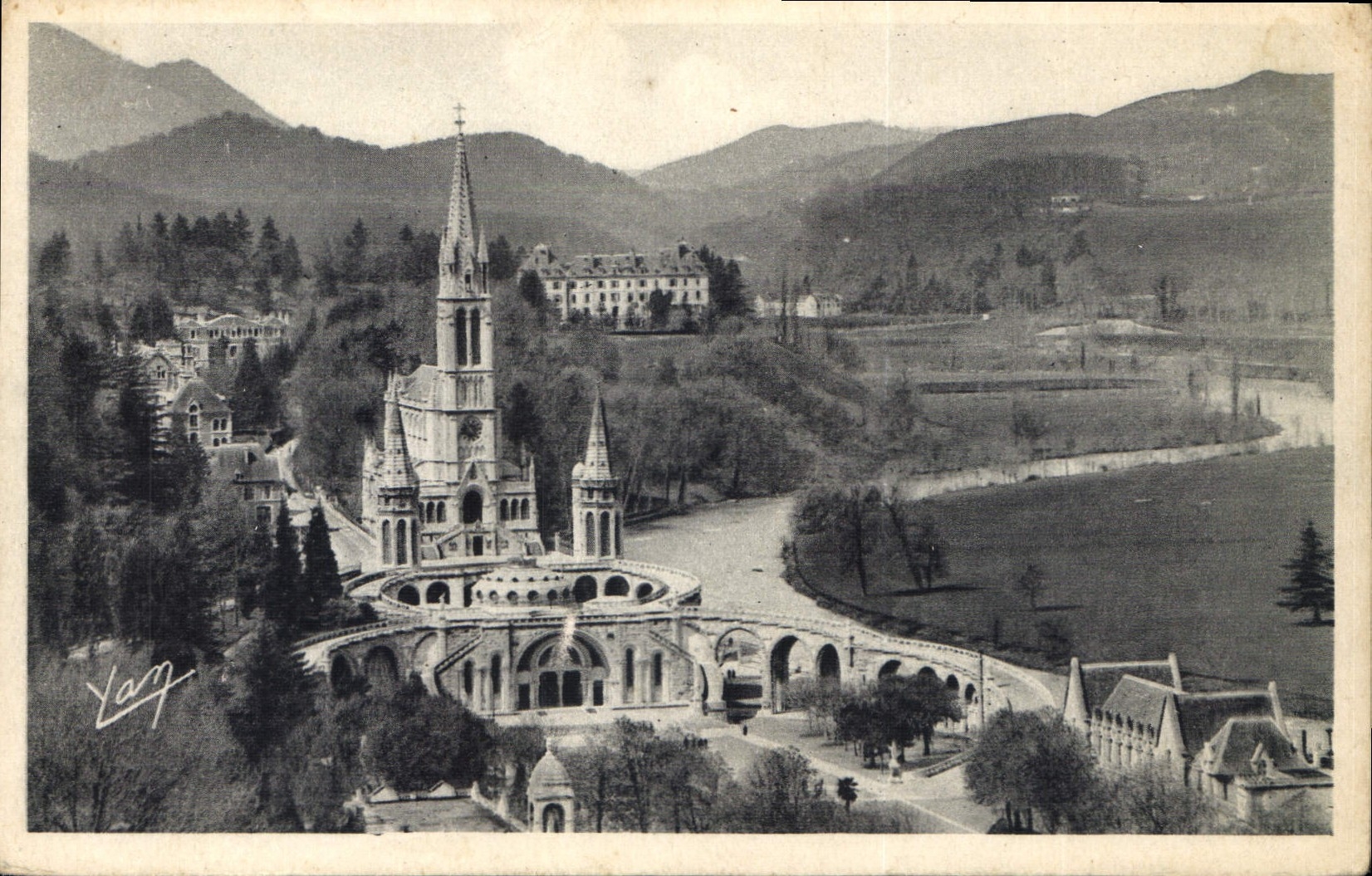 Lourdes — Basilique du Château Fort — vue aérienne — éditeur Yann