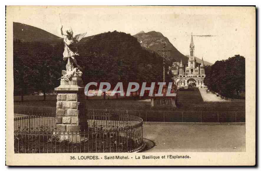 CPA Lourdes Saint Michel La Basilique et l'esplanade 