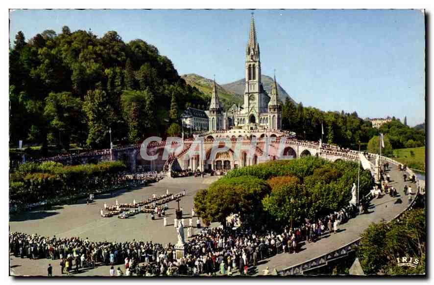 CPA Lourdes Les malades assistant au chemin de Croix 