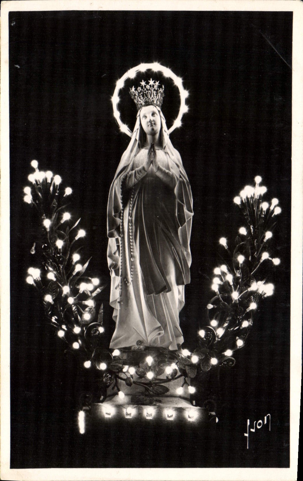 CPA Lourdes Htes Pyrenees La Vierge couronnee de l'Esplanade 
