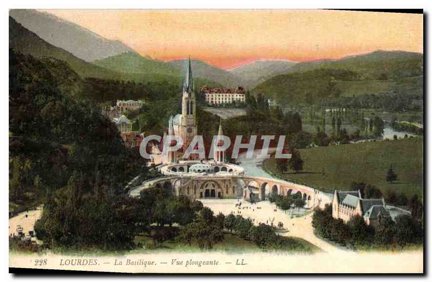 CPA Lourdes La Basilique Vue plongeante 