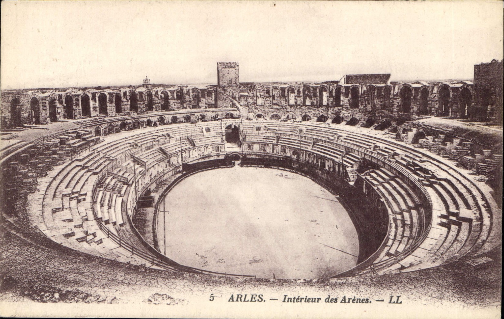 Arles — Intérieur des Arènes — LL