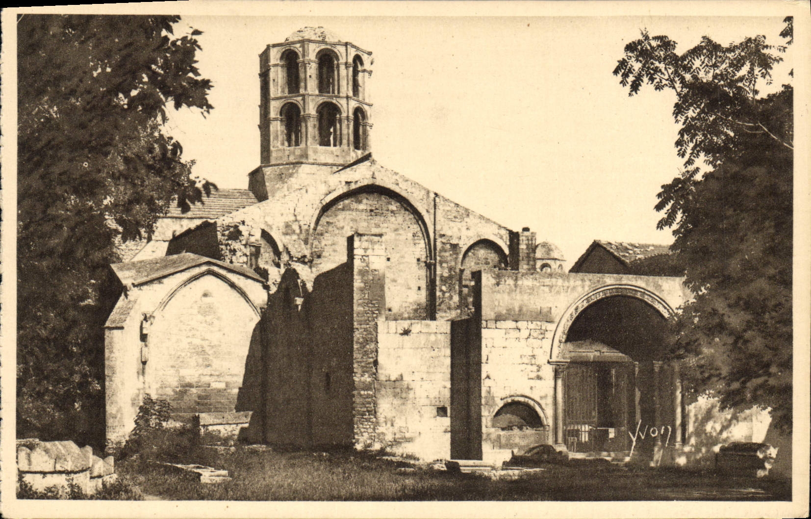 Arles (Bouches-du-Rhône) — St-Honorat des Alyscamps — L'Entrée — Éditions d'Art Yvon, Paris