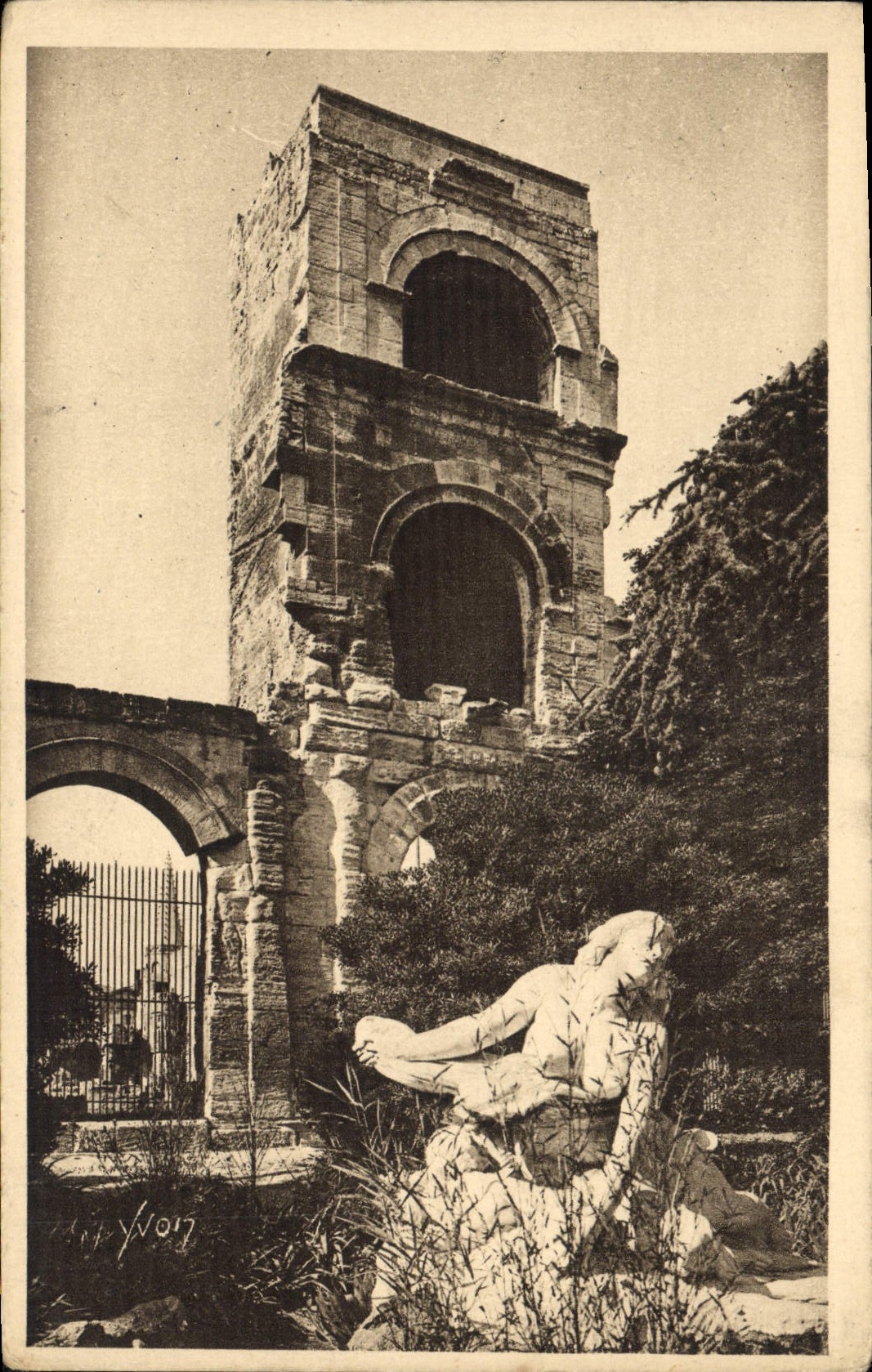 CPA Arles Bouches du Rhone le Theatre Antique et Statue de Niobe 