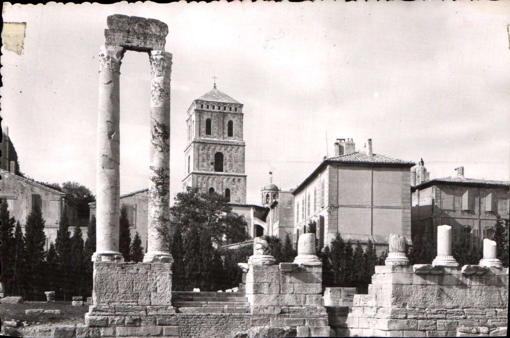 CPA Arles le Theatre antique et le clocher de Saint Trophime 