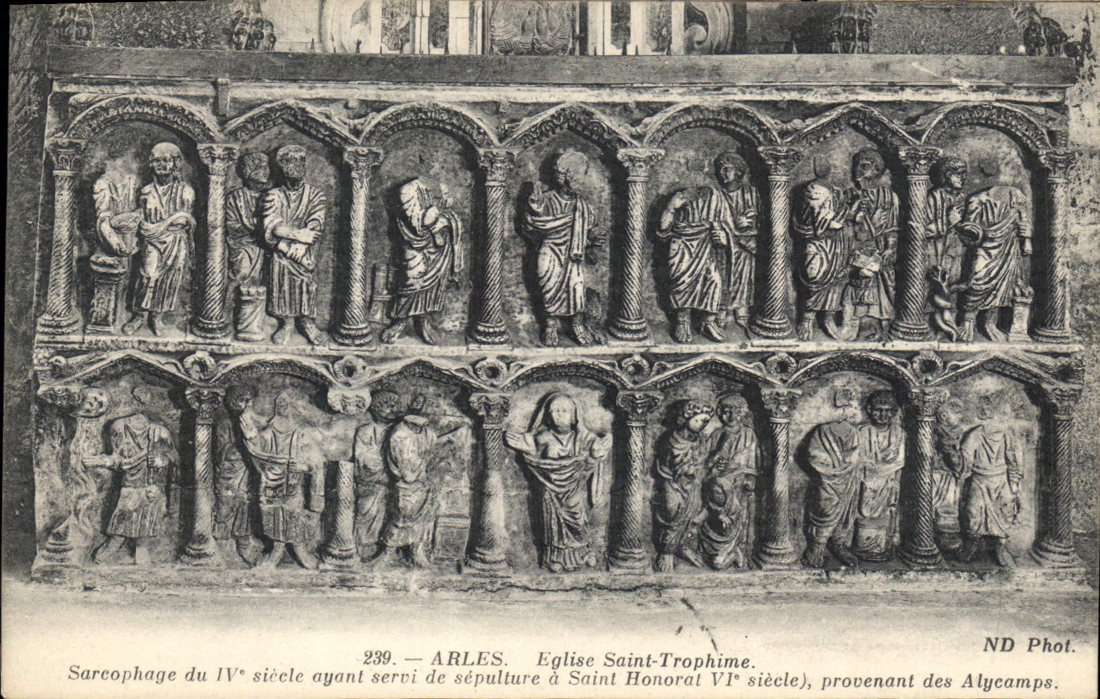 Sarcophage du IVe siècle — église Saint-Trophime d'Arles — ND Phot.
