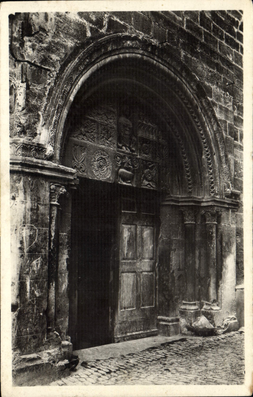Portail de l'église Saint-Étienne de Salon-de-Provence — éditeur non visible, n° de série non lisible