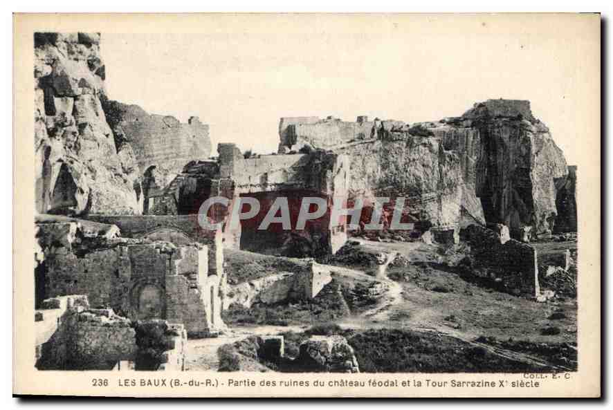 CPA Les Baux B du R Partie des ruines du Chateau feodal et la tour Sarrazine X siecle 