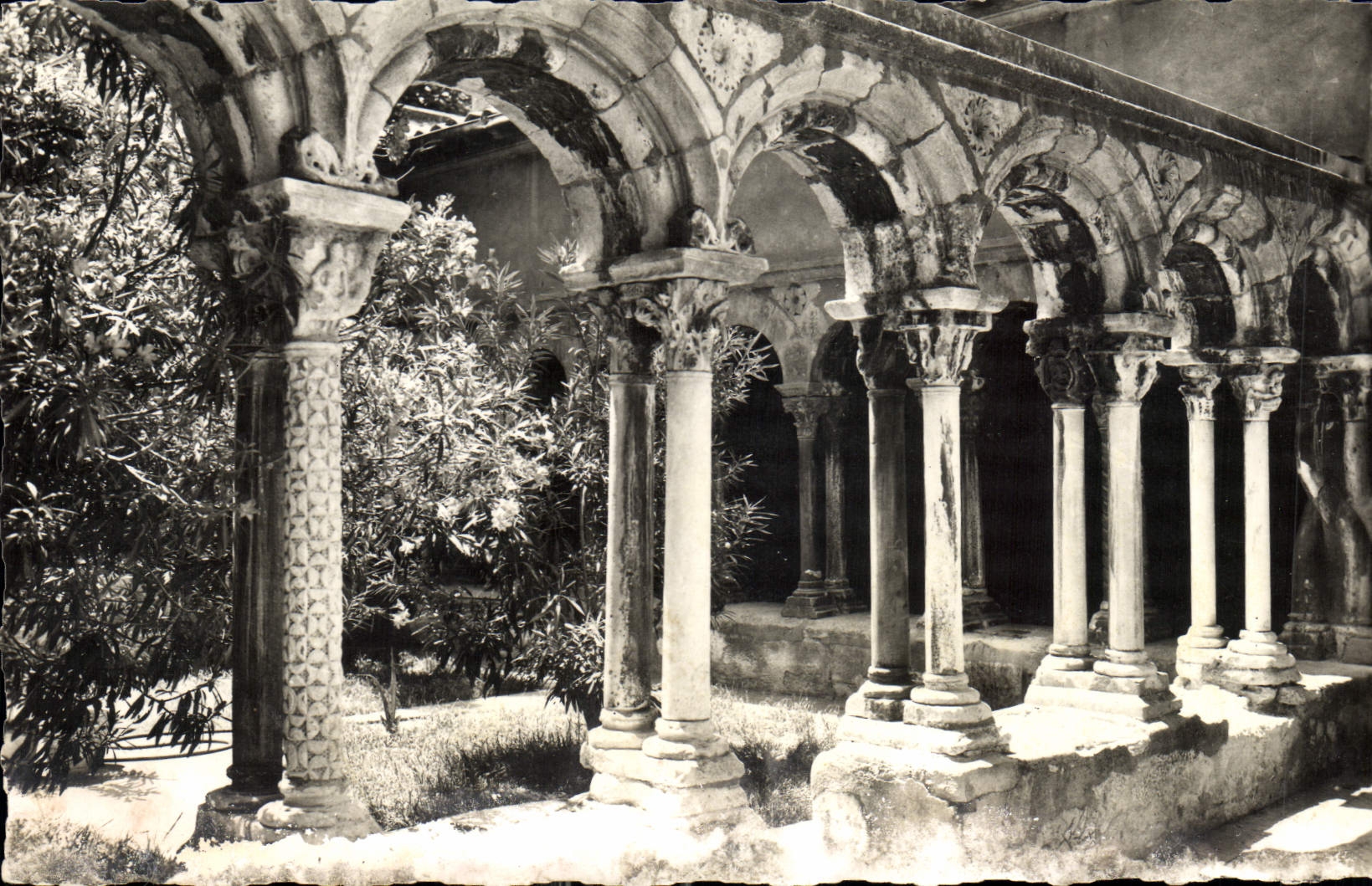 Aix-en-Provence — Le Cloître de la Cathédrale Saint-Sauveur (M.H. XIe s.) — Société Édition de France