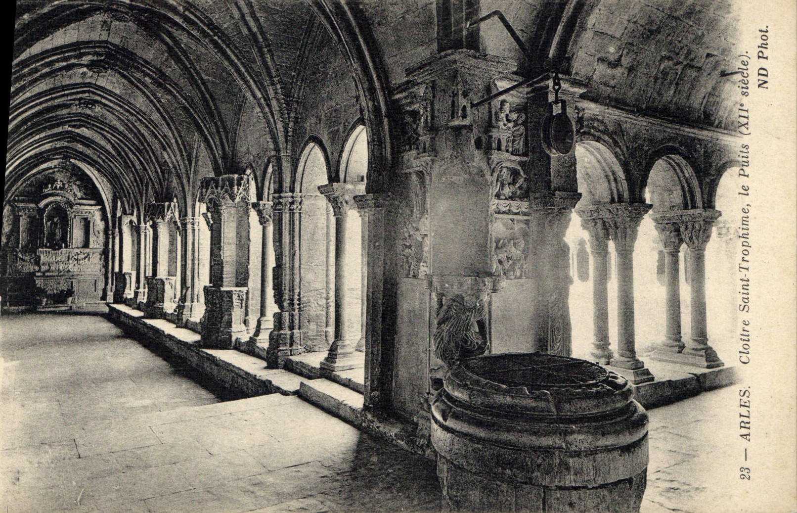 CPA Arles cloitre Saint Trophime le Puits XII siecle 