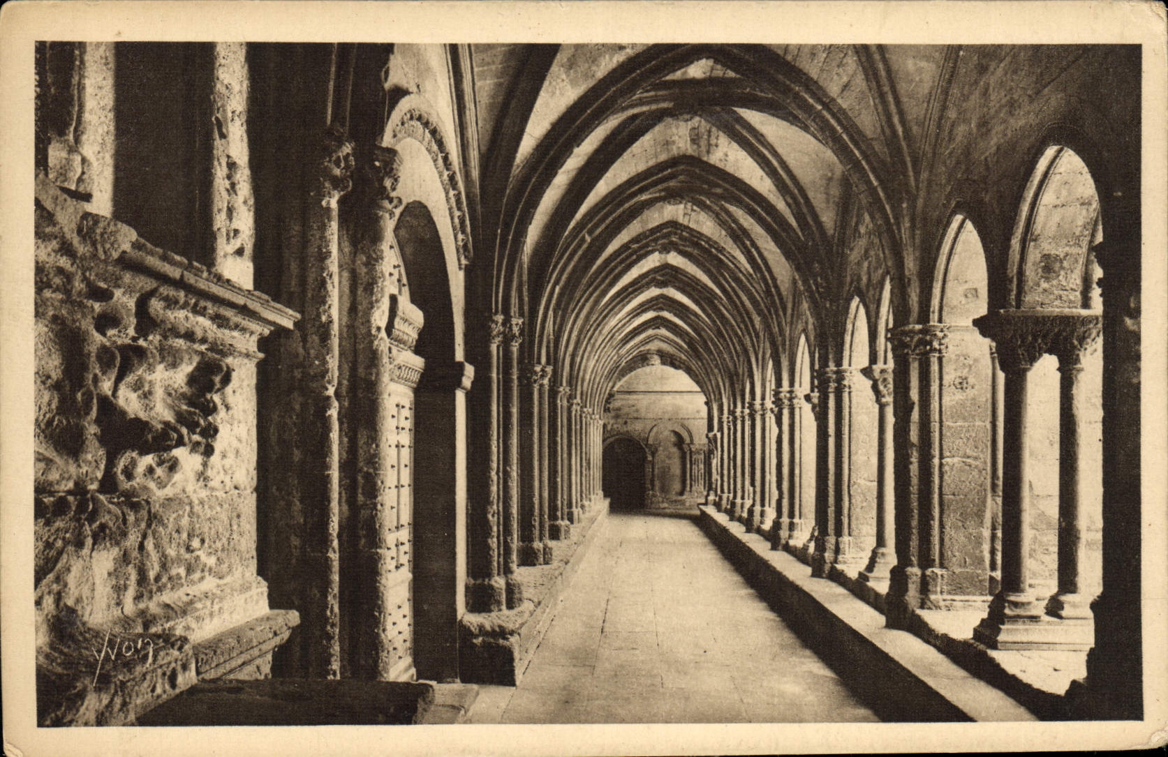 CPA Arles Bouches du Rhone Interieur du Cloitre de St Trophime 