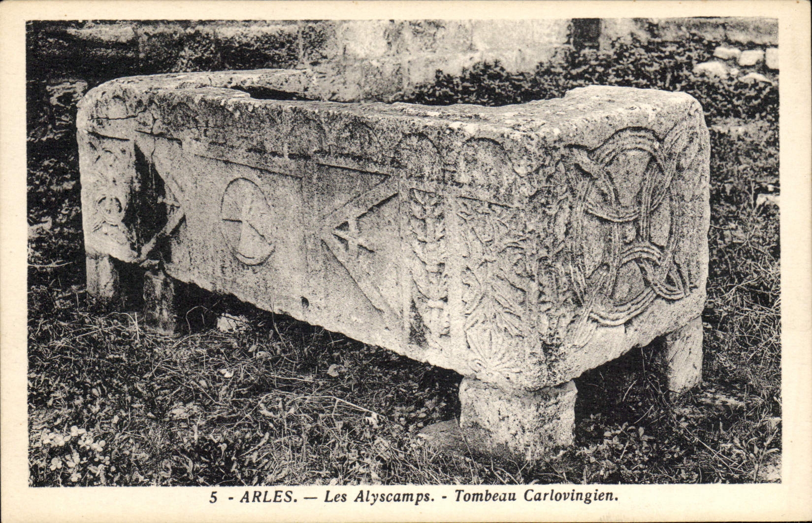 CPA Arles les Alyscamps Tombeau Carlovingien 