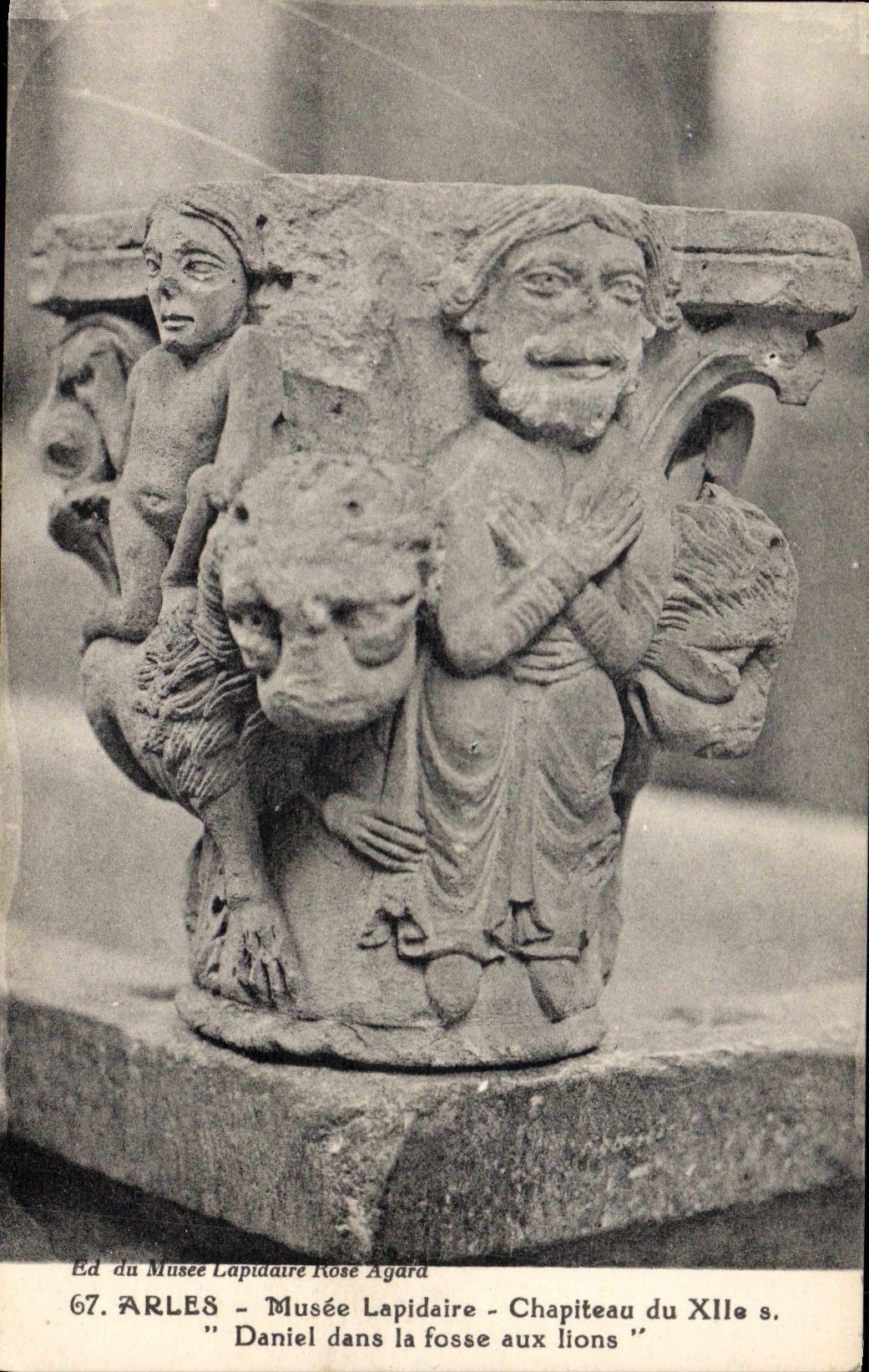 Arles - Musée Lapidaire - Chapiteau du XIIe s. "Daniel dans la fosse aux lions"