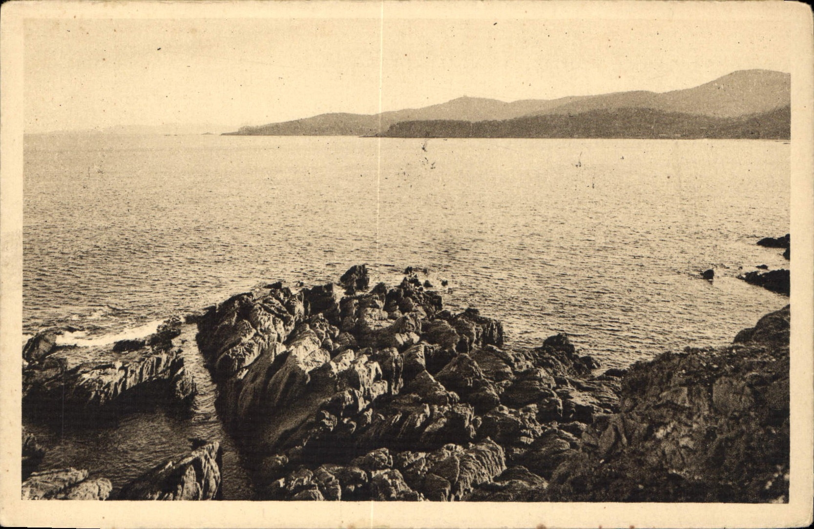 Ansicht der felsigen Küste — Le Ladandou.Fadière — n°13
