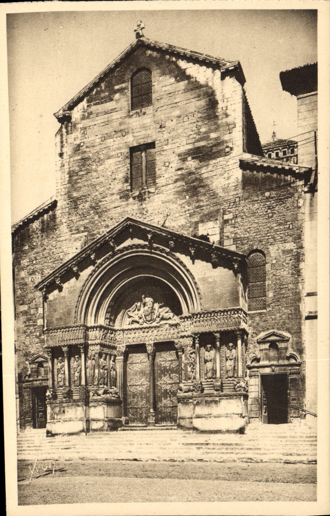 CPA Arles Bouches du Rhone Cathedrale St Trophime 