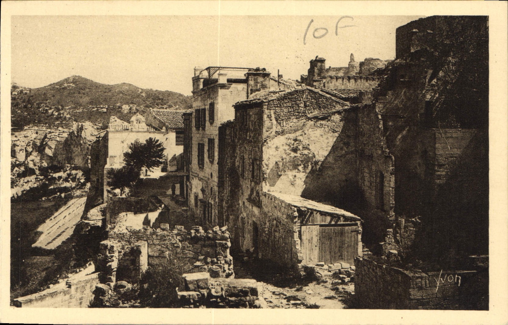CPA Paysages et Pierre de Provence les Baux B du R le Vallon de la Fontaine a gauche la voie romaine