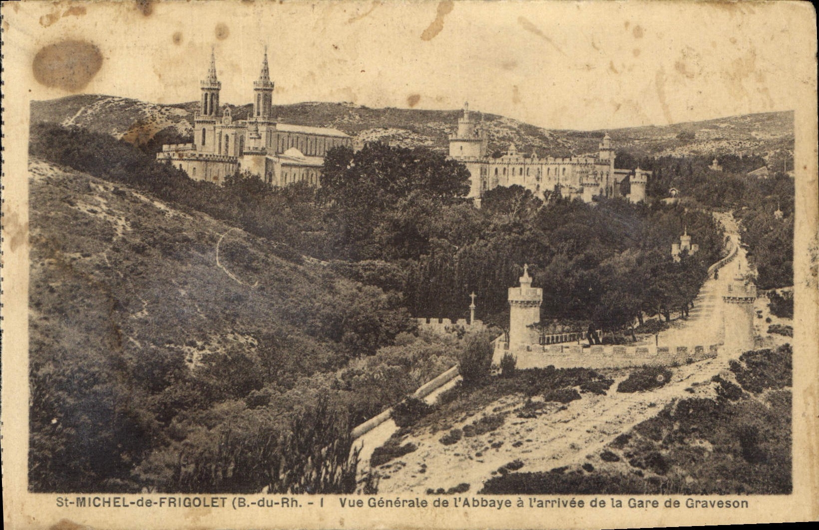 St-Michel-de-Frigolet (B.-du-Rh.) — Vue Générale de l'Abbaye à l'arrivée de la Gare de Graveson — Édition Artistique du Téléérinage