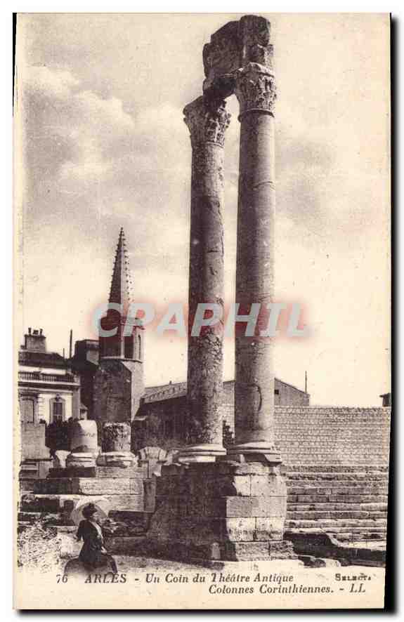 CPA Arles un coin du Theatre Antique Colonnes Corinthiennes 