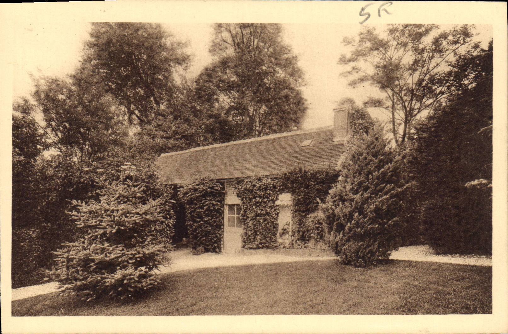Les Buissonnets — Jardin de Thérèse devant la buanderie — Éditeur : Société des Buissonnets, n°8