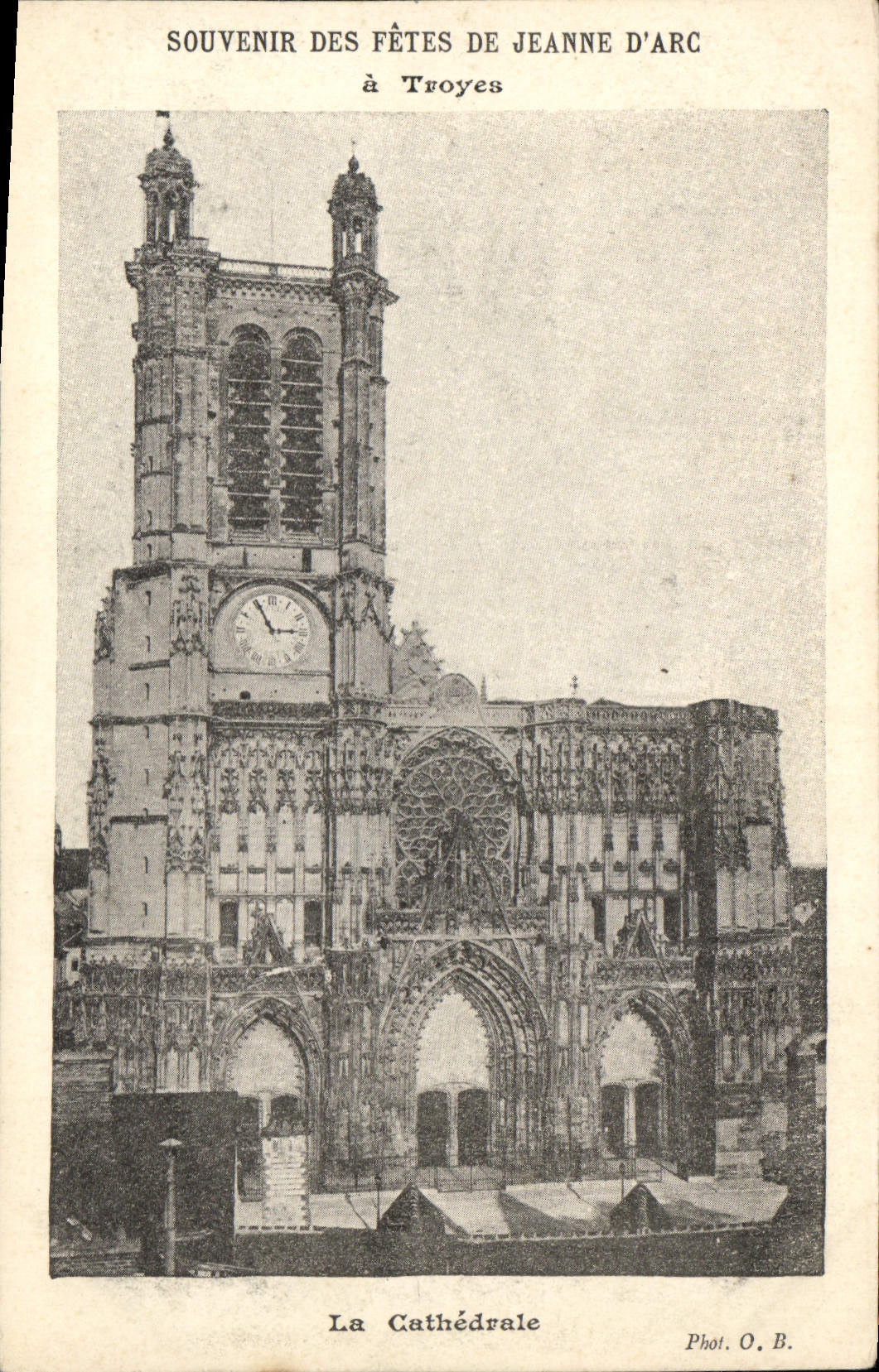 Cathédrale de Troyes — Souvenir des fêtes de Jeanne d'Arc — Phot. O. B.
