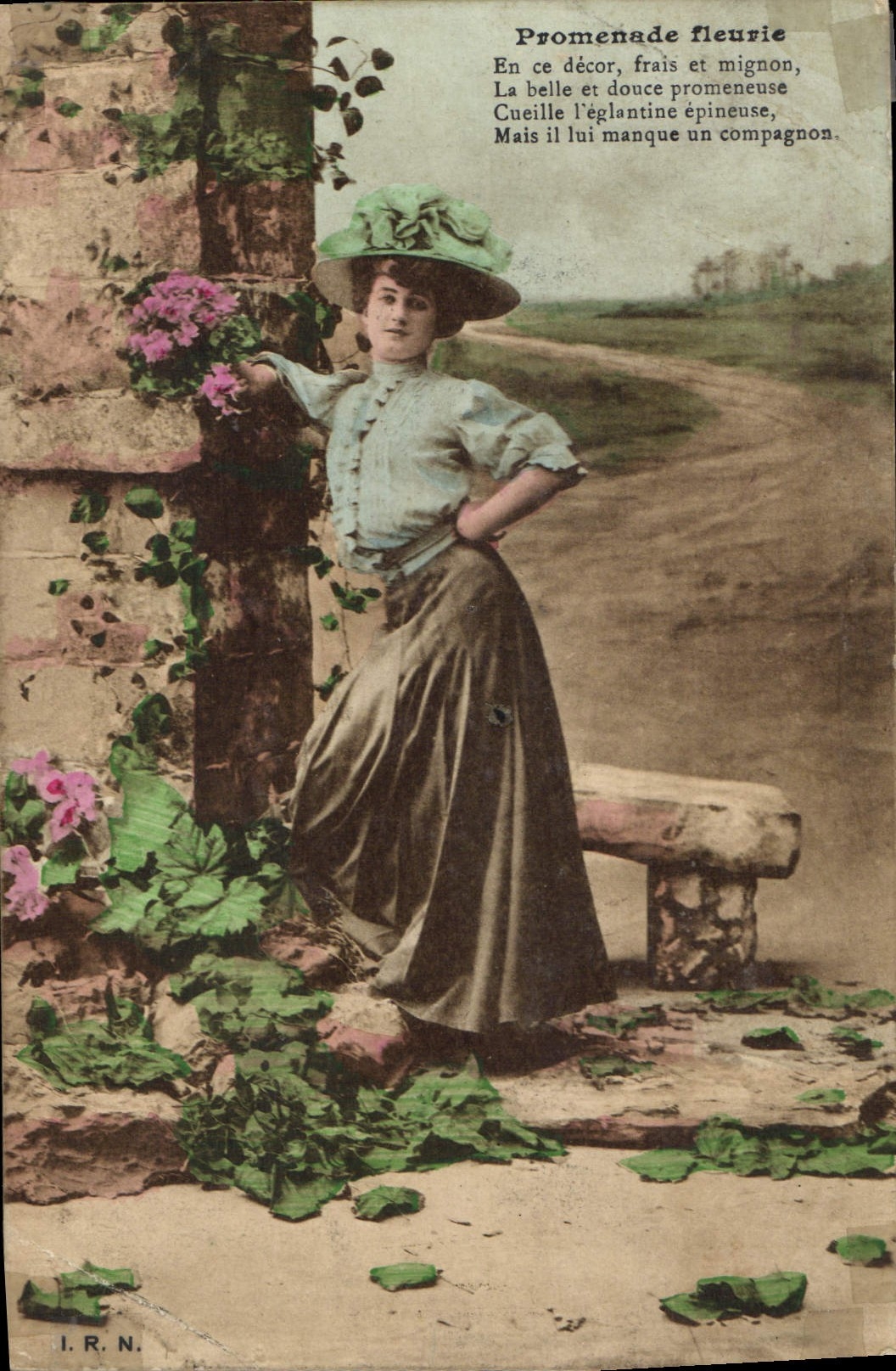 CPA Promenade Fleurie en ce decor Frais et mignon la belle et douce promeneuse Cueille l'eglantine e