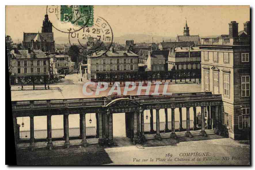 Vue sur la Place du Château et la Ville — Compiègne — ND Phot