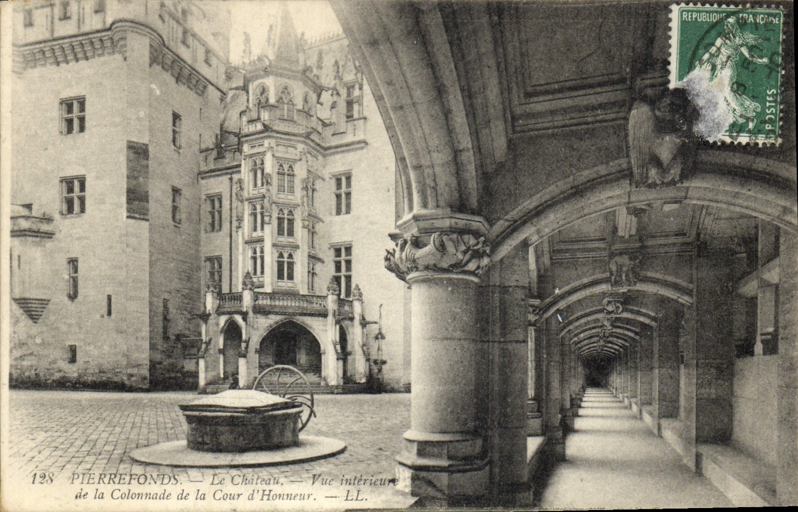 CPA Pierrefonds Le Chateau Vue interieur de la Colonnade de la Cour d'Honneur 