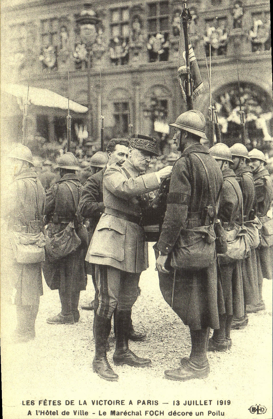 Les Fêtes de la Victoire à Paris — 13 juillet 1919 — Le Maréchal Foch décore un Poilu