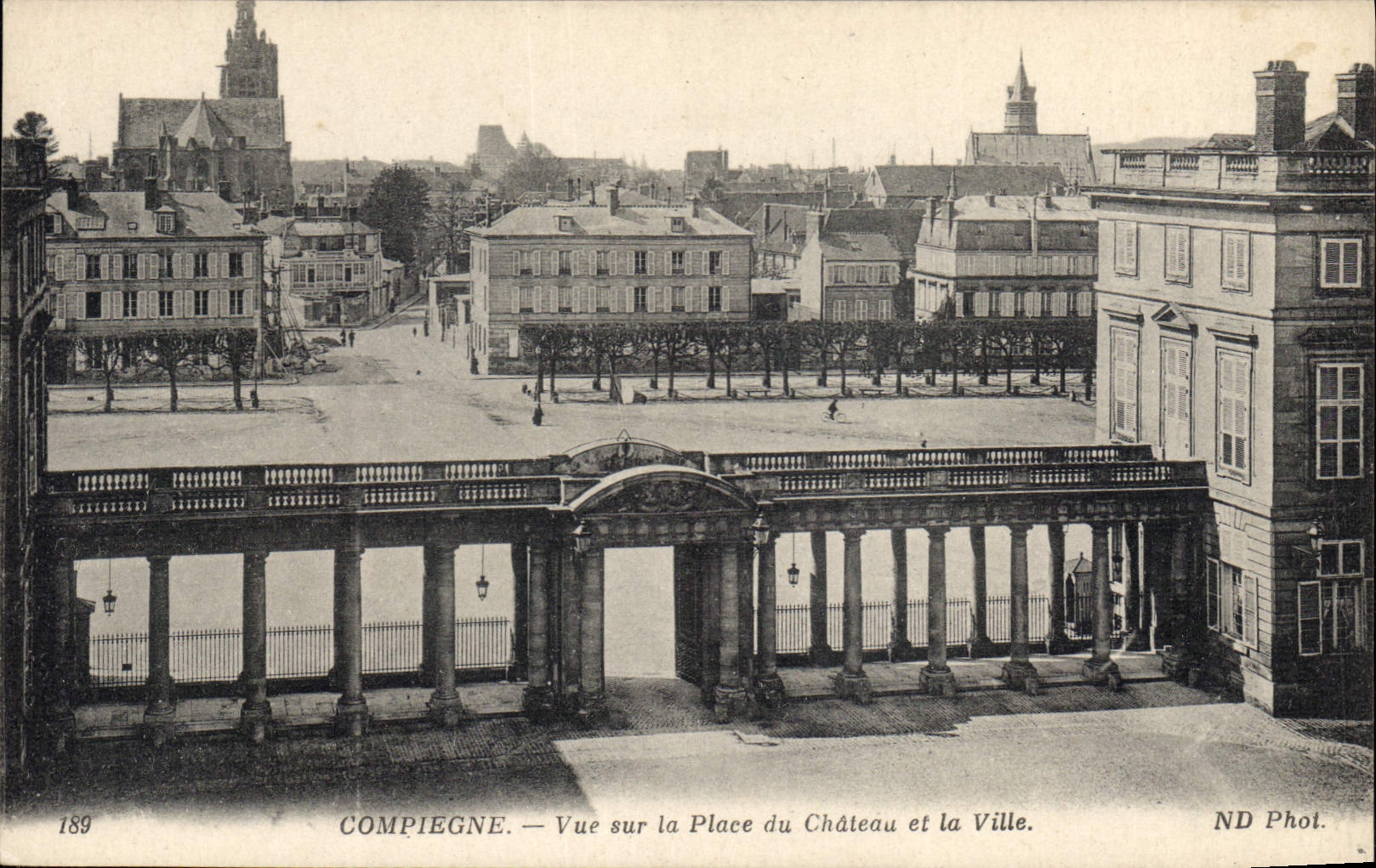 CPA Compiegne Vue sur la Place du Chateau et la Ville 