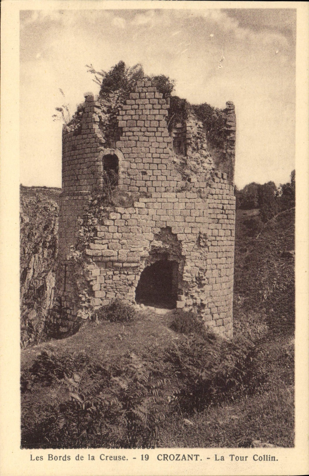 CPA Les Bords de la Creuse Crozant La Tour Collin 