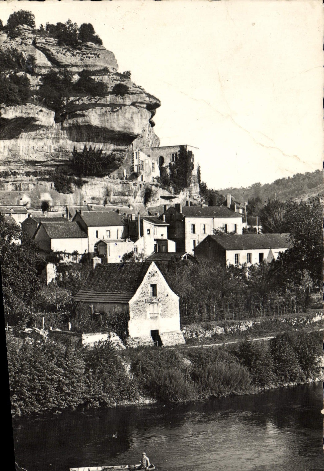 Les Eyzies - Vue Ouest - La Vézère et le Musée — Société des Cartes A.P. Auchaïre