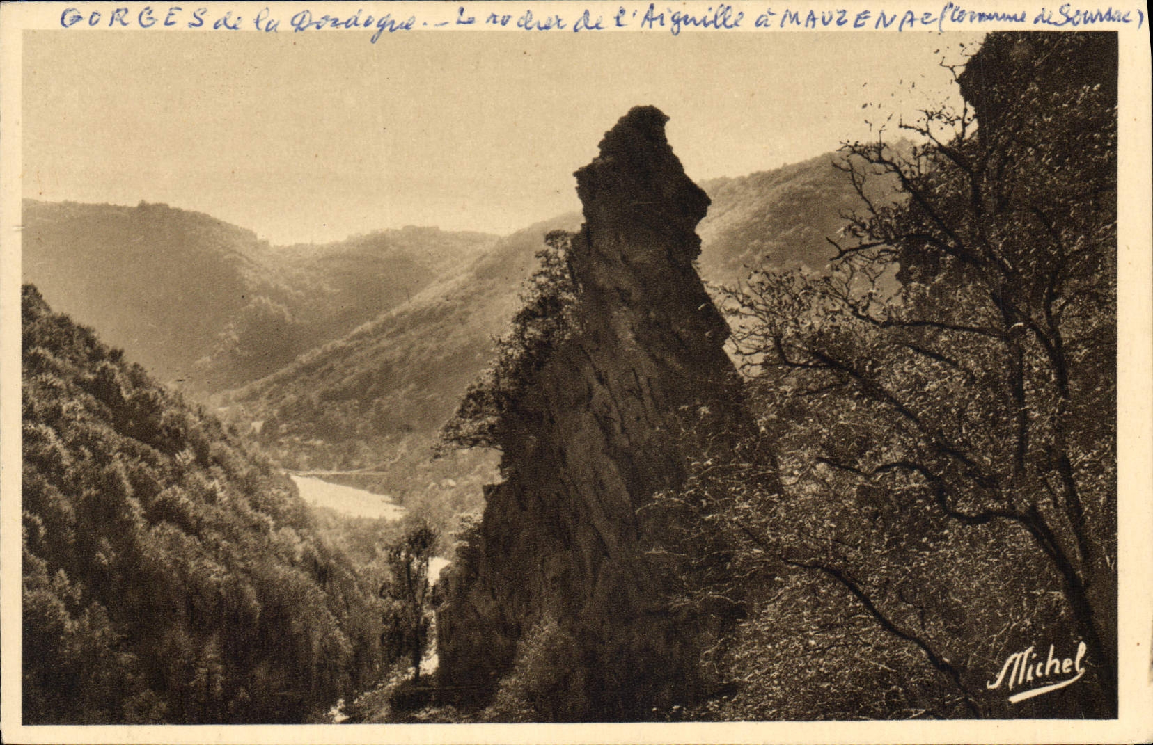 Gorges de la Dordogne — Le Rocher de l'Aiguille à Mauzenac (Commune de Soursac) — Michel