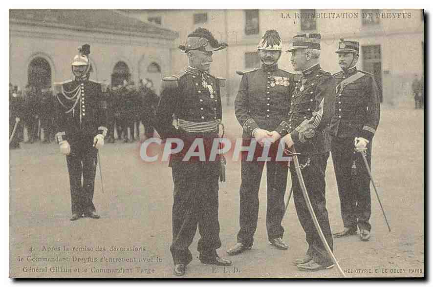 REPRO Apres la remise des decorations le commandant Dreyfus avec le general Gillain et le commandant