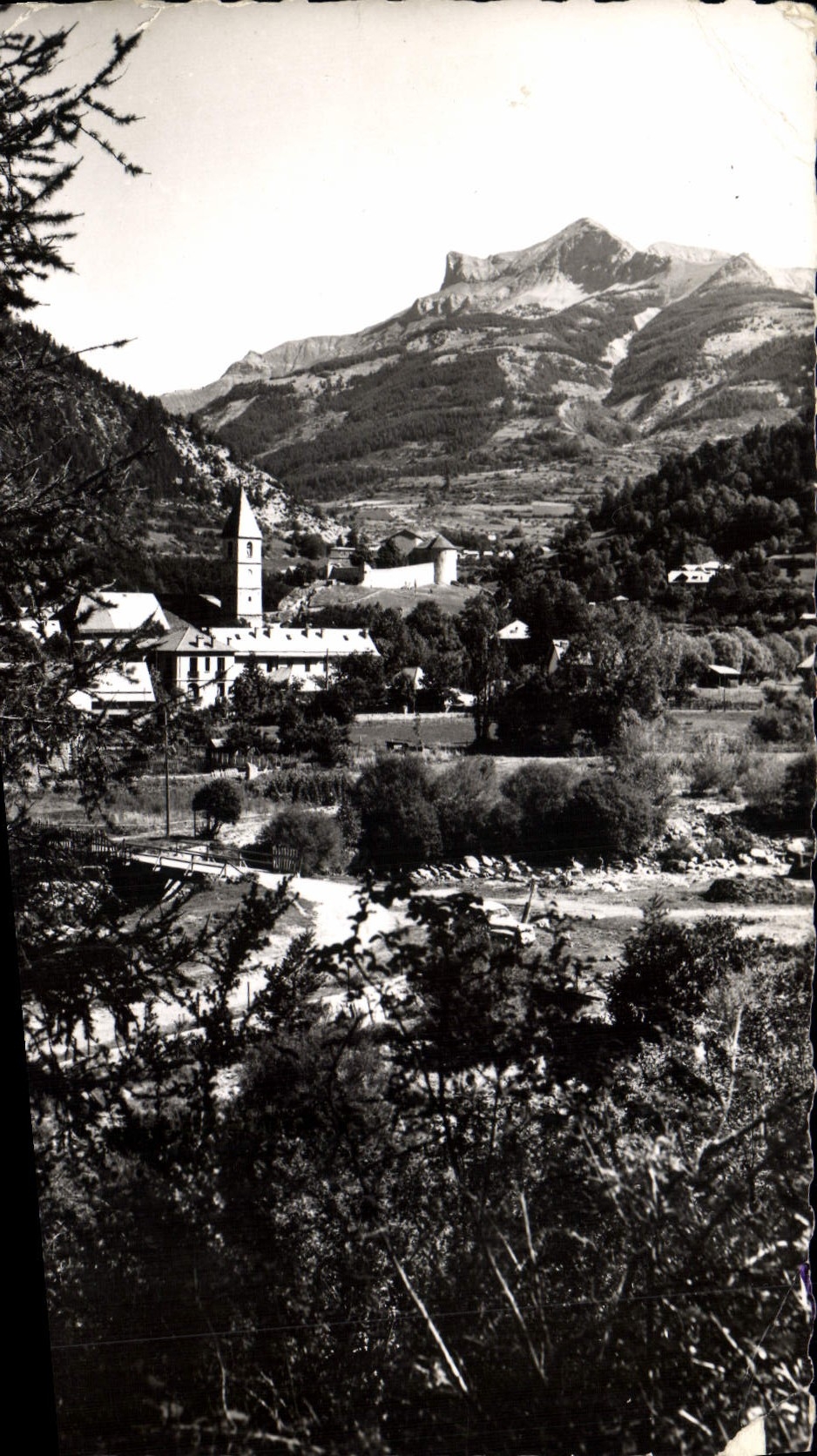 CPA La Haute Provence Colmars les Alpes B A vue generale au fond Roche Cline 