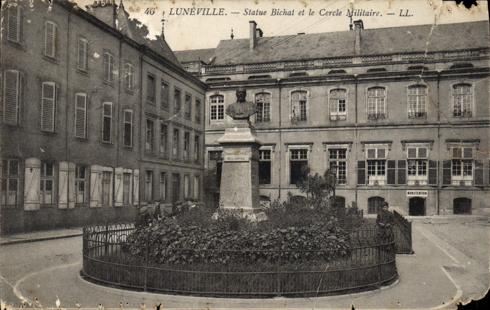 CPA Luneville Statue Bichat et le Cercle Militaire