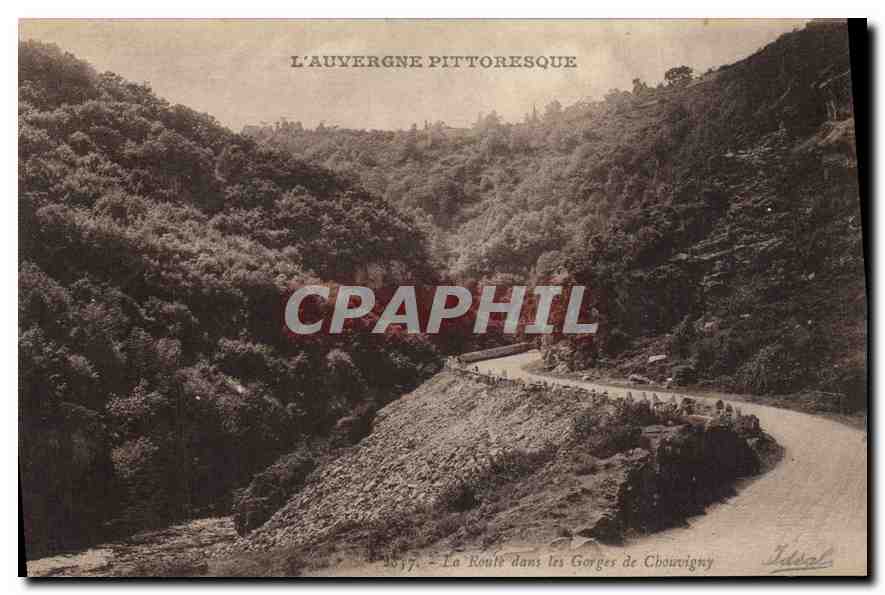CPA L'Auvergne Pittoresque La Route dans les Gorges de Chouvigny 