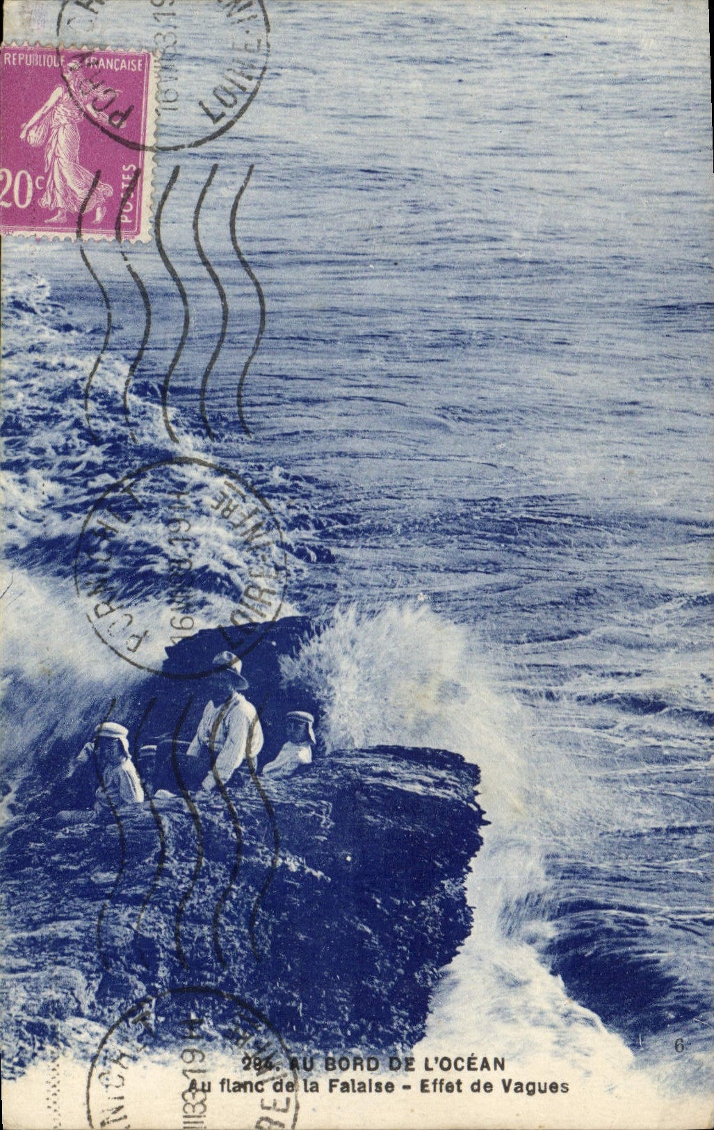 CPA Au bord de l'Ocean Au flanc de la Falaise Effet de Vagues 