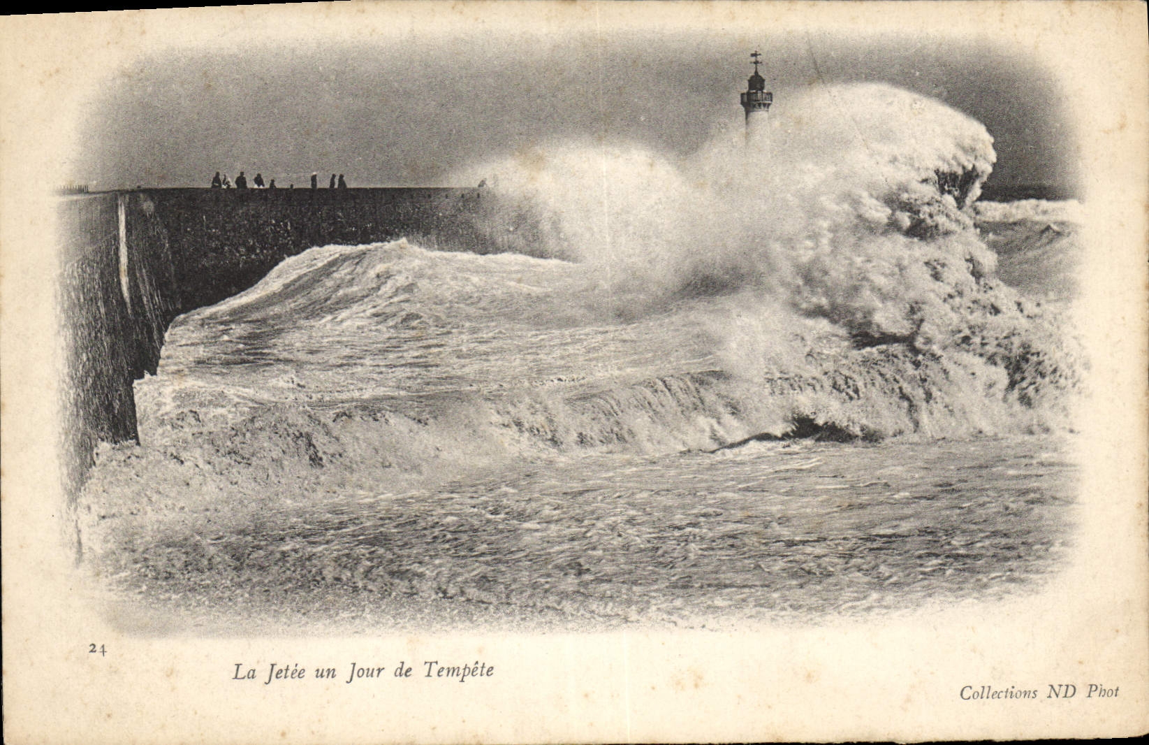 CPA La Jetee un Jour de Tempete Phare