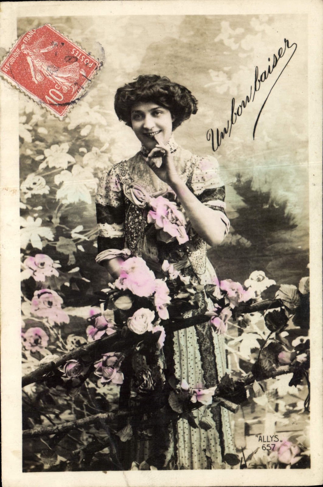 Femme en robe à motifs — roses — éditeur 'ALLY'S', n° 657