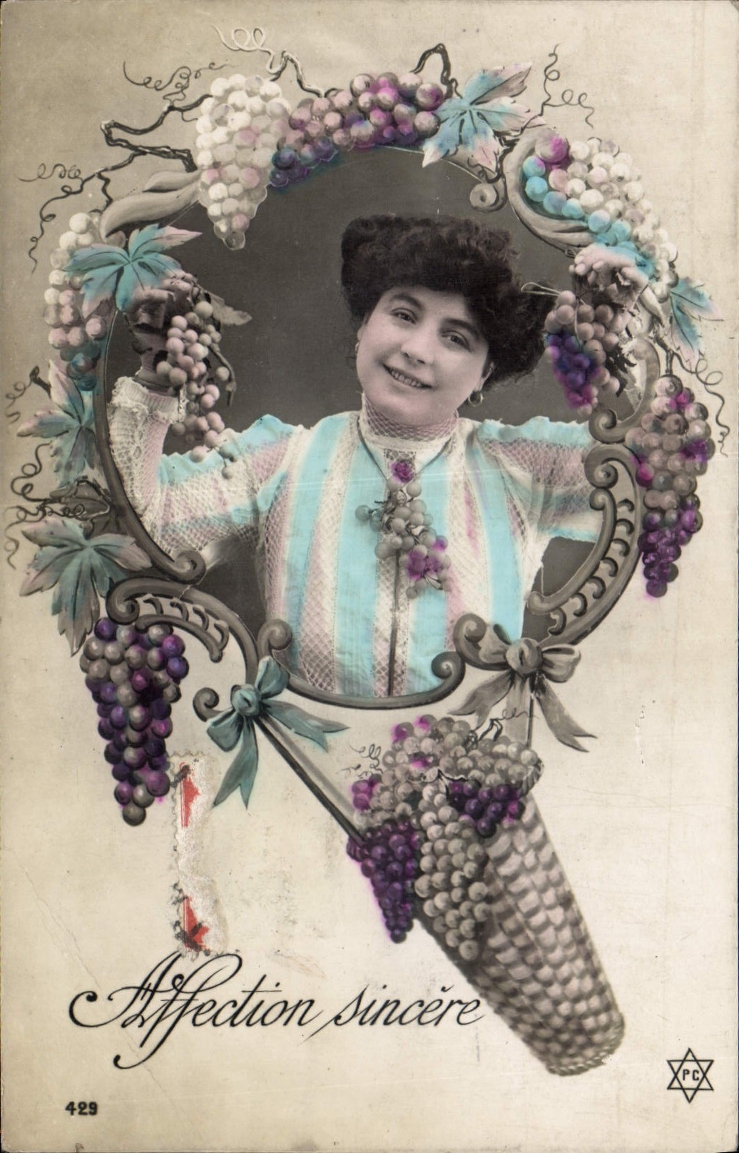 Femme souriante entourée de grappes de raisin — Affection sincère — PC 429